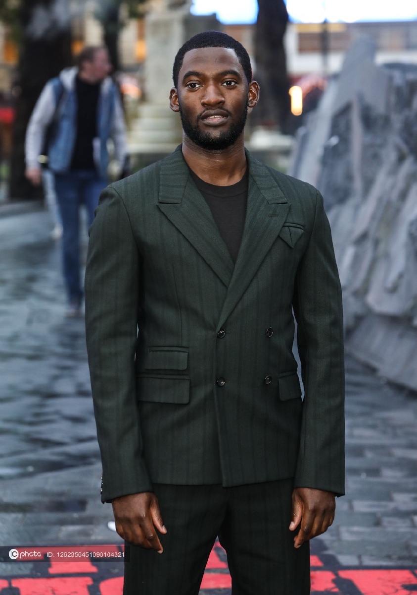 玛拉基-科比现身电影《x特遣队:全员集结》 身穿竖条纹西装精神奕奕