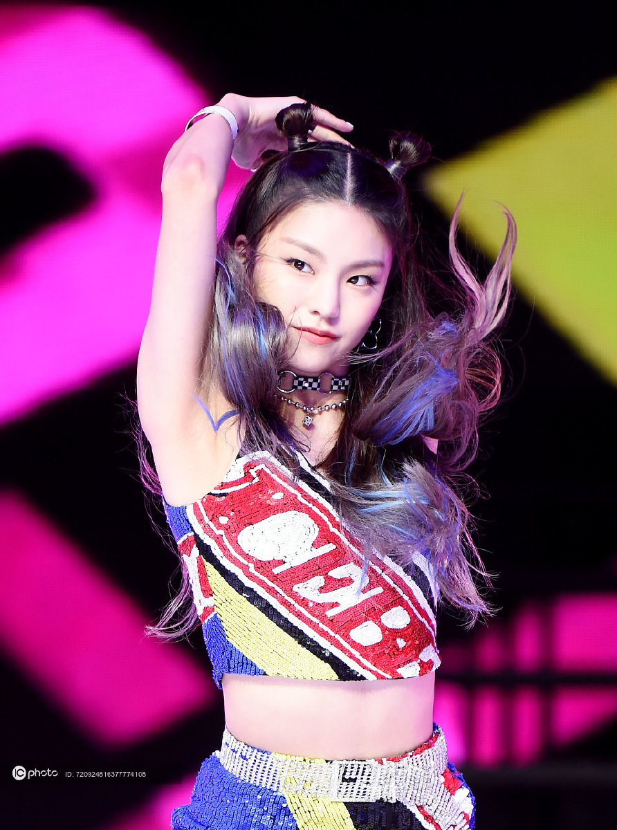 jyp新少女组合itzy举行首张迷你专辑itzicy表演漂亮妹妹们大秀美腿劲