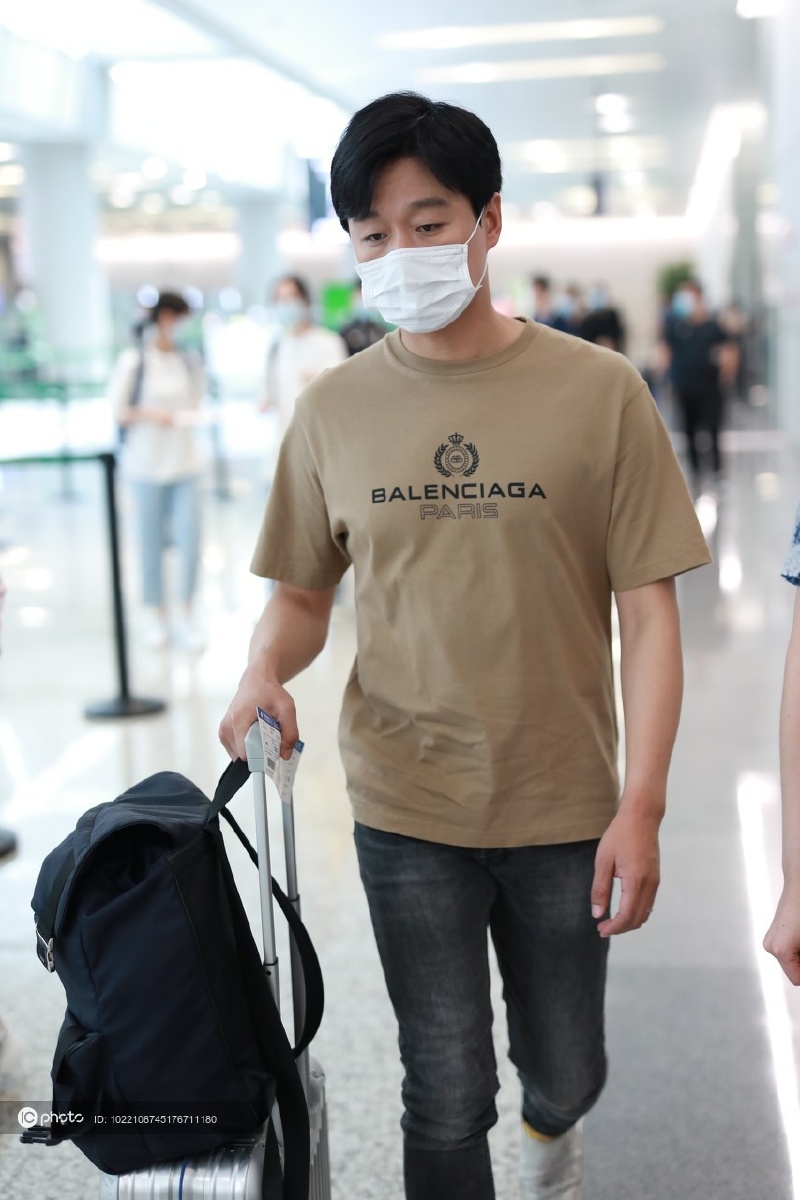 街拍佟大为balenciaga驼色tee牛仔裤小白鞋休闲随性