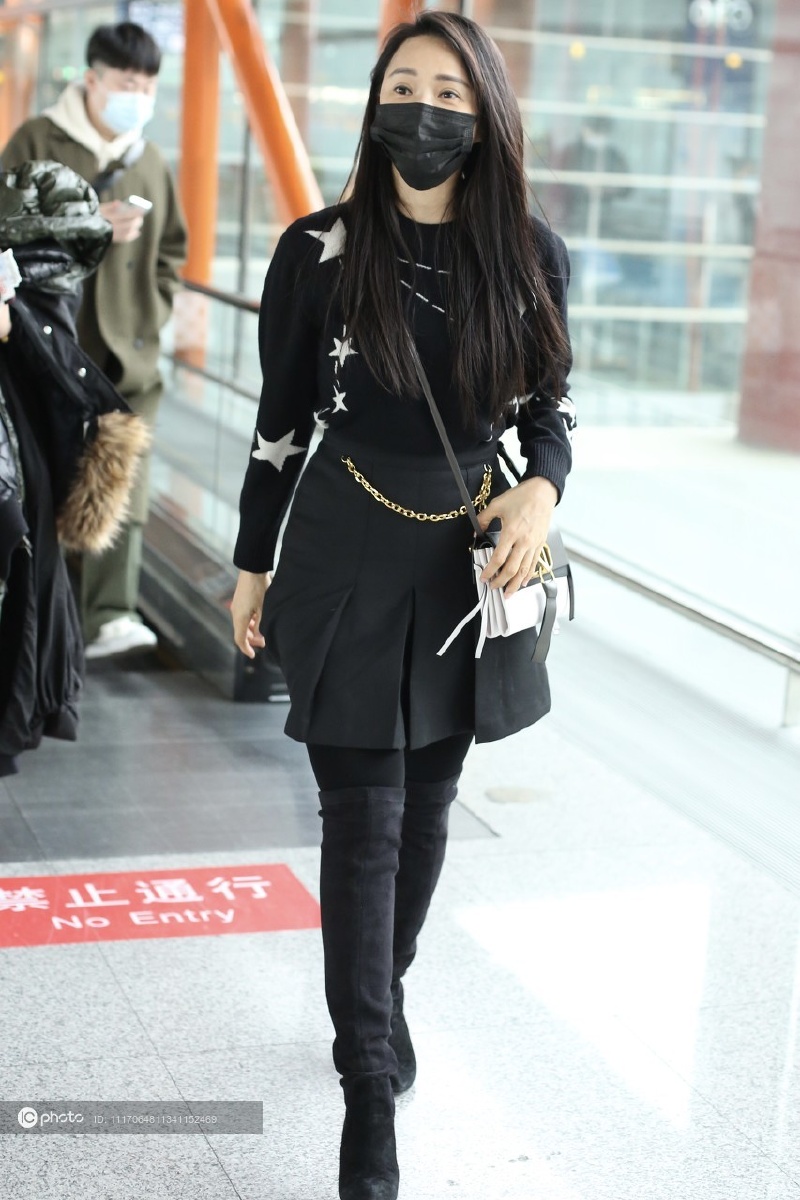 街拍伊能静黑色星星毛衣百褶短裙过膝靴valentino包袋活力减龄