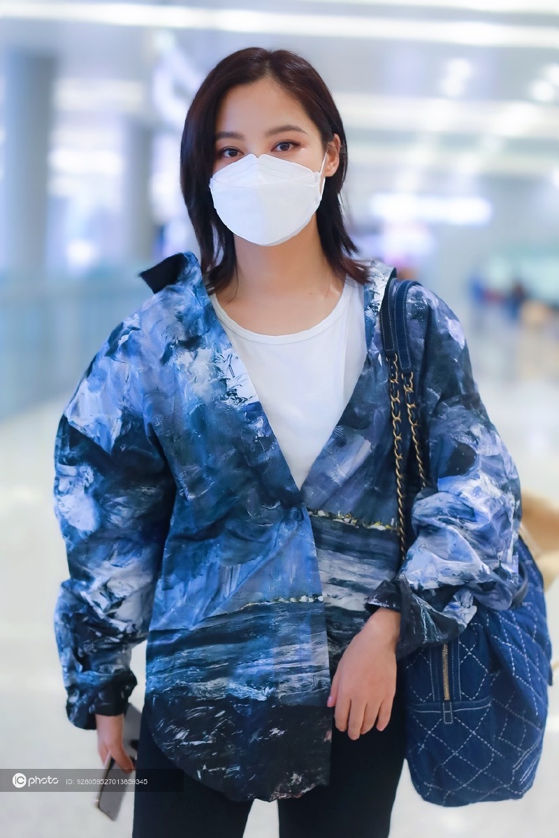 辛芷蕾素颜现身笑意盈盈气质淡雅