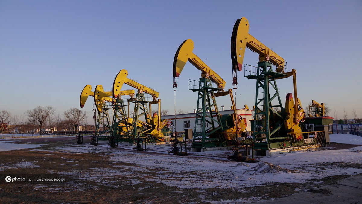 晚霞中的采油作业大庆油田陈家大院抽油机美轮美奂