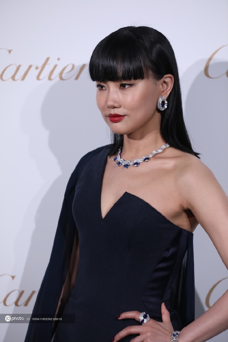 黄龄大胆秀香肩性感火辣亮相卡地亚活动眼神魅惑霸气好迷人