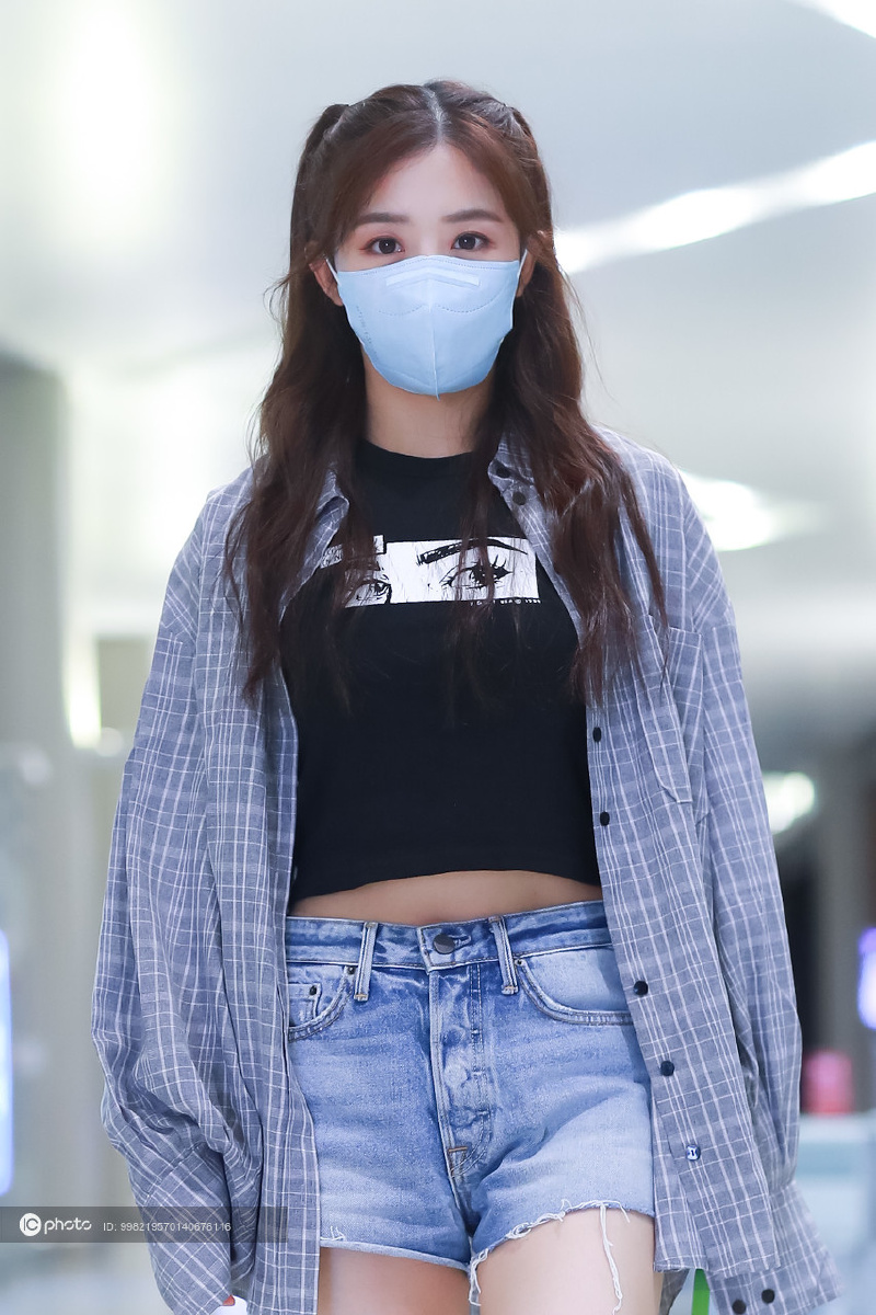 独家:张含韵扎双马尾元气满满 遮眼睛热情大笑 - ic_photo - 图虫