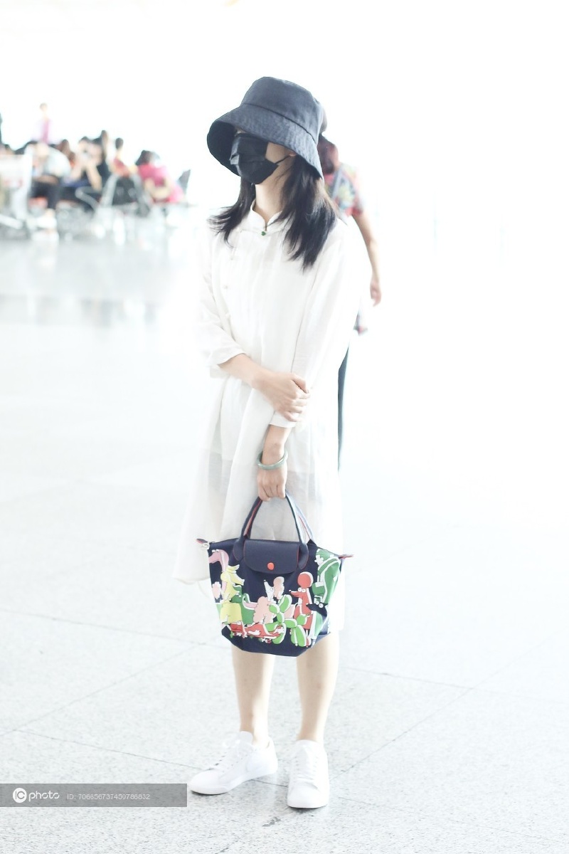 街拍谭松韵白色旗袍领棉麻连衣裙小白鞋渔夫帽卡通手袋温婉知性