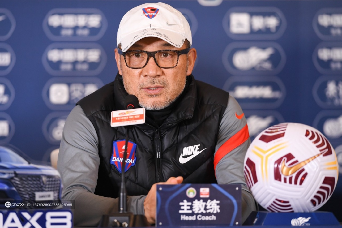 重庆两江竞技赛前新闻发布会 主教练张外龙携队员杨帅出席 - ic_photo