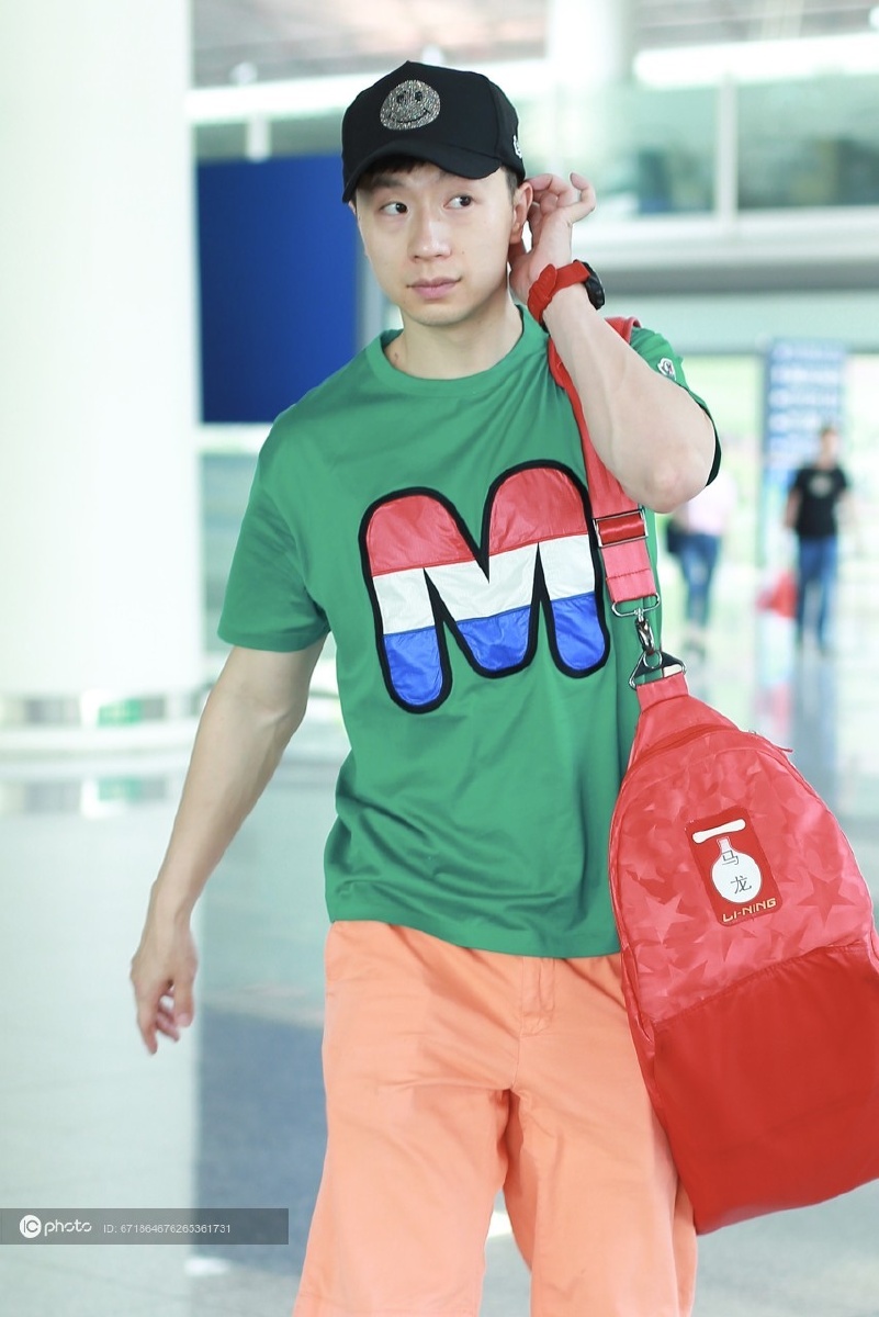马龙色彩斑斓现身机场抓耳挠腮显可爱