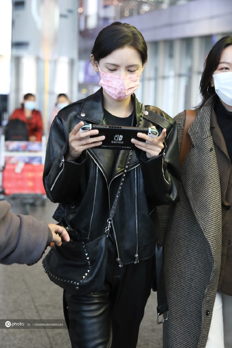 张予曦穿皮衣酷girl上线手握游戏机秒变网瘾少女