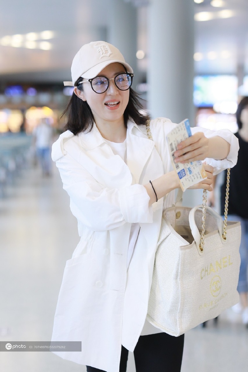 街拍董璇slogan字母tee白色外套棒球帽浅蓝色墨镜气质怡然