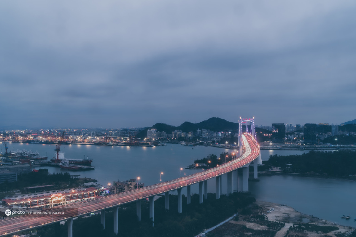 福建厦门海沧大桥曲线造型优美