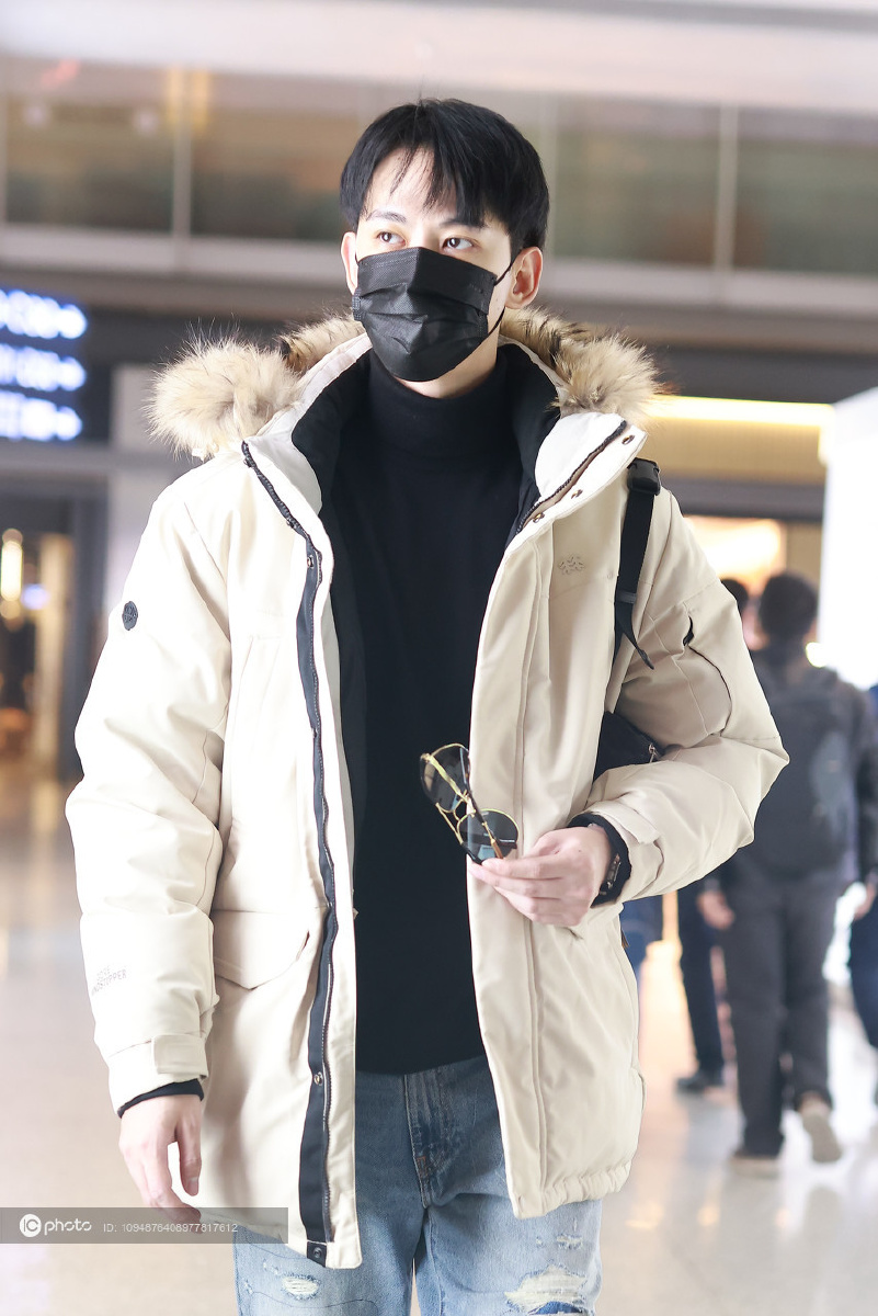 街拍唐晓天白色羽绒服黑色毛衣牛仔裤清爽休闲