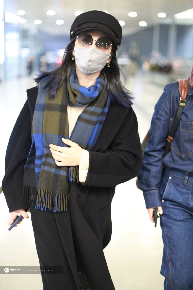 姚晨一袭黑色大衣搭配格子围巾现身复古又俏丽举手投足间自带风情