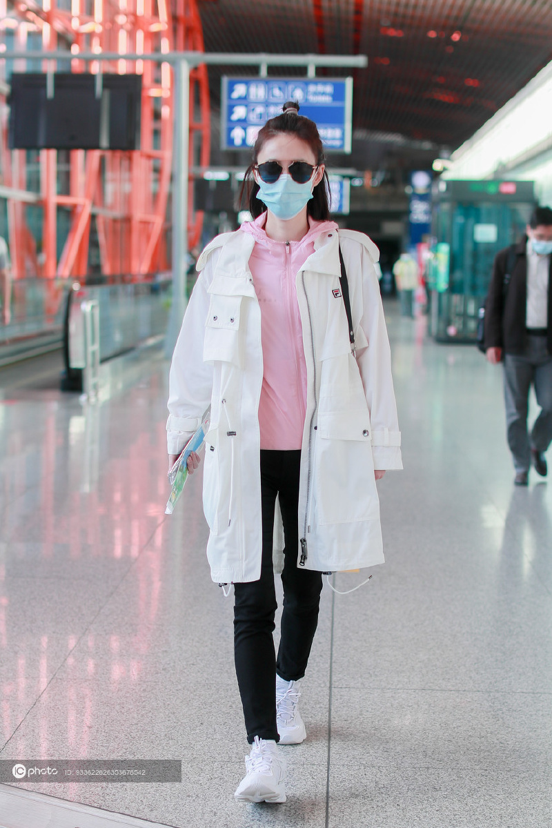 街拍王丽坤fila白色工装外套粉色防晒衣运动裤休闲随意