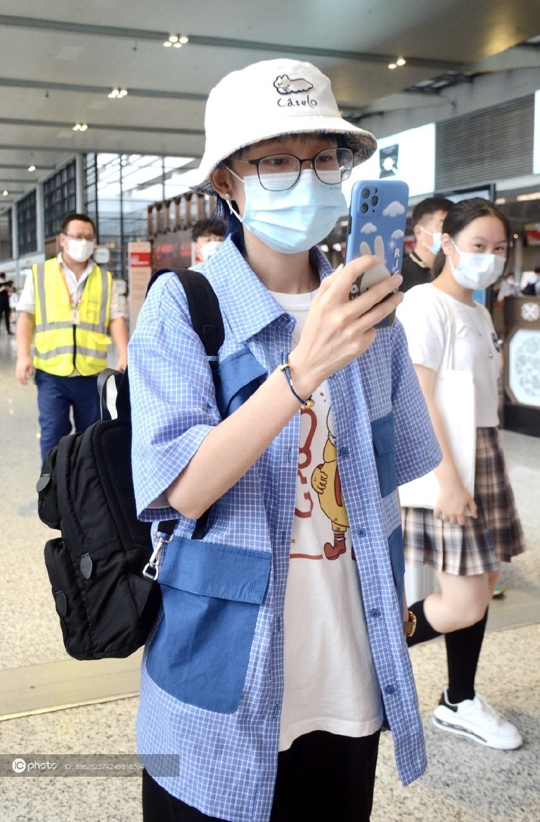 《创造营2020》选手"爆胎草莓粥"张馨文与搭档抖音网红锅盖现身上海