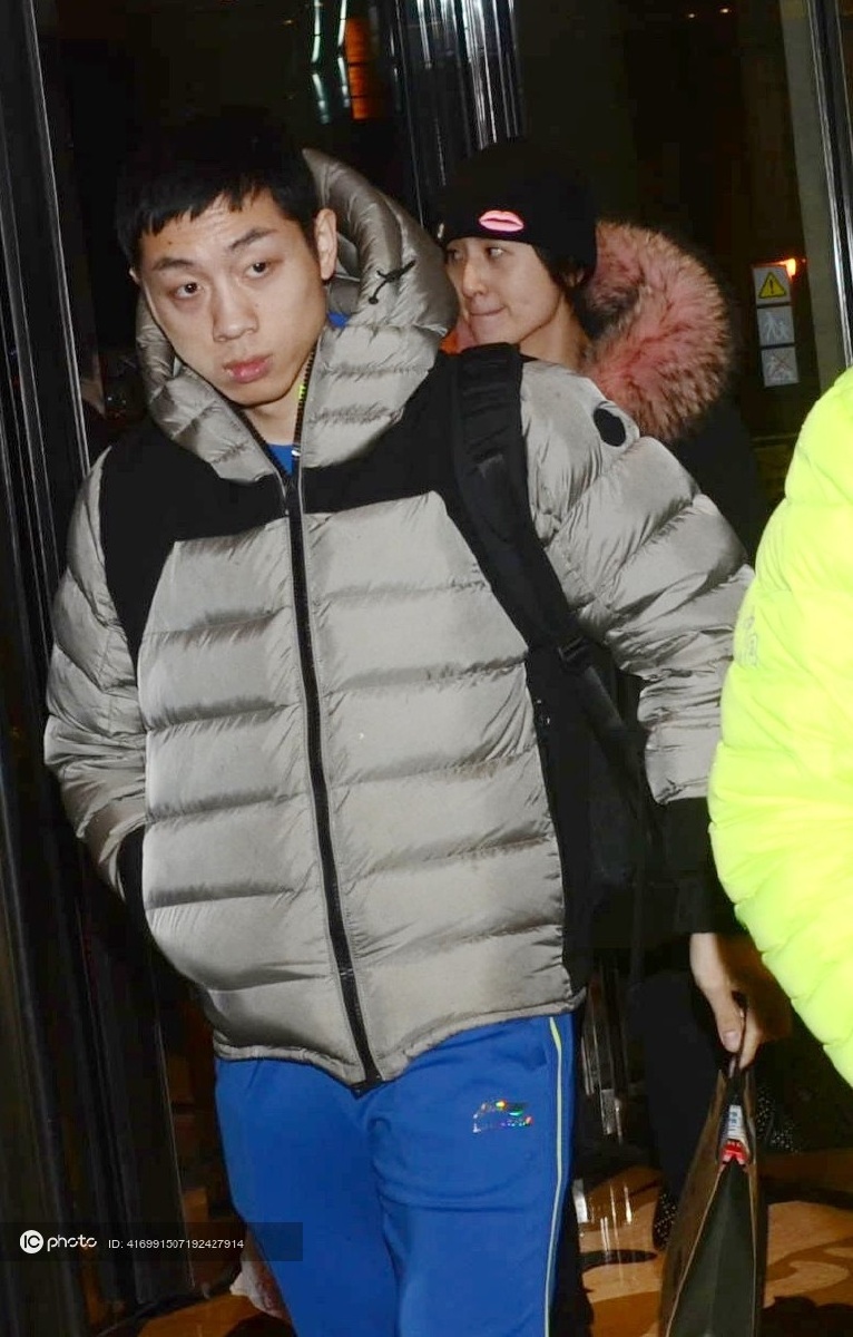 许昕现身酒店友好为球迷签名合影 妻子姚彦低调随行一旁拿行李等候 - IC_photo