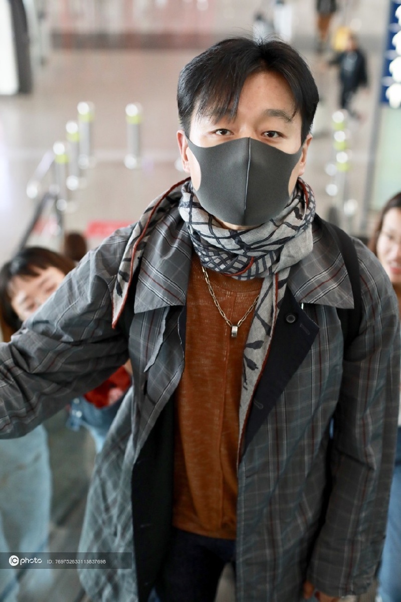 街拍:佟大为格纹风衣 卫衣 牛仔裤 双肩包低调型男