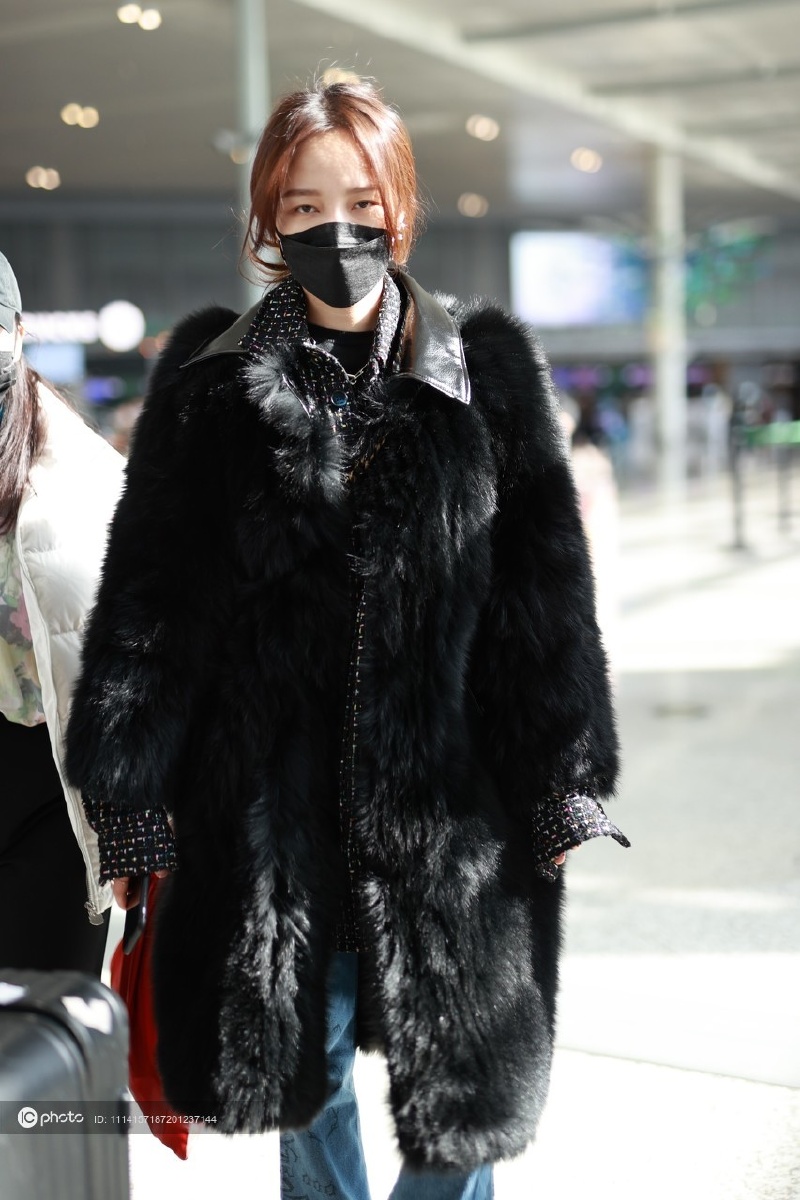 街拍孟佳黑色皮草外套牛仔喇叭裤chanel19包袋时髦优雅