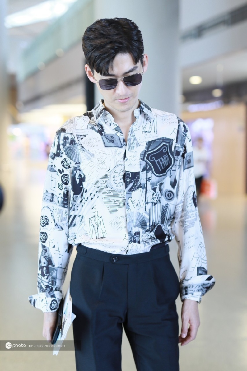 街拍张翰fendi印花衬衫黑色西裤gucci凉鞋墨镜时髦有型