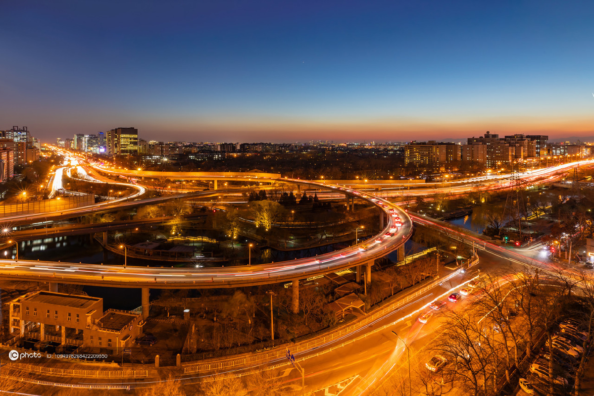 北京东直门北桥交通枢纽日落时分一片繁忙