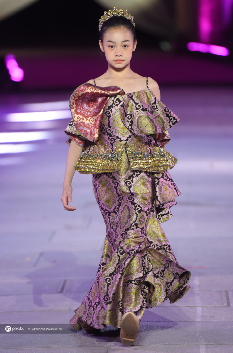 黄奕携女儿黄芊玲领衔万物生长时尚盛典t台走秀