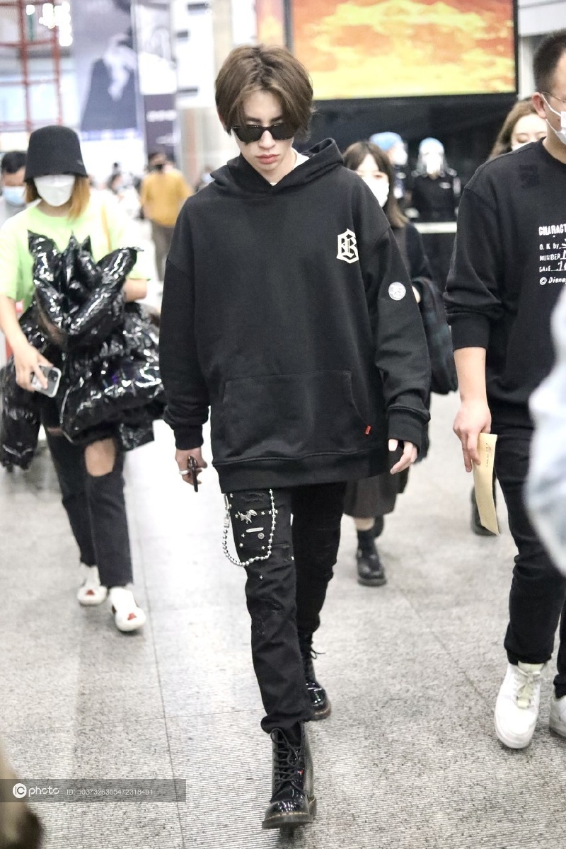 街拍小鬼王琳凯黑色连帽卫衣牛仔裤马丁靴酷劲十足