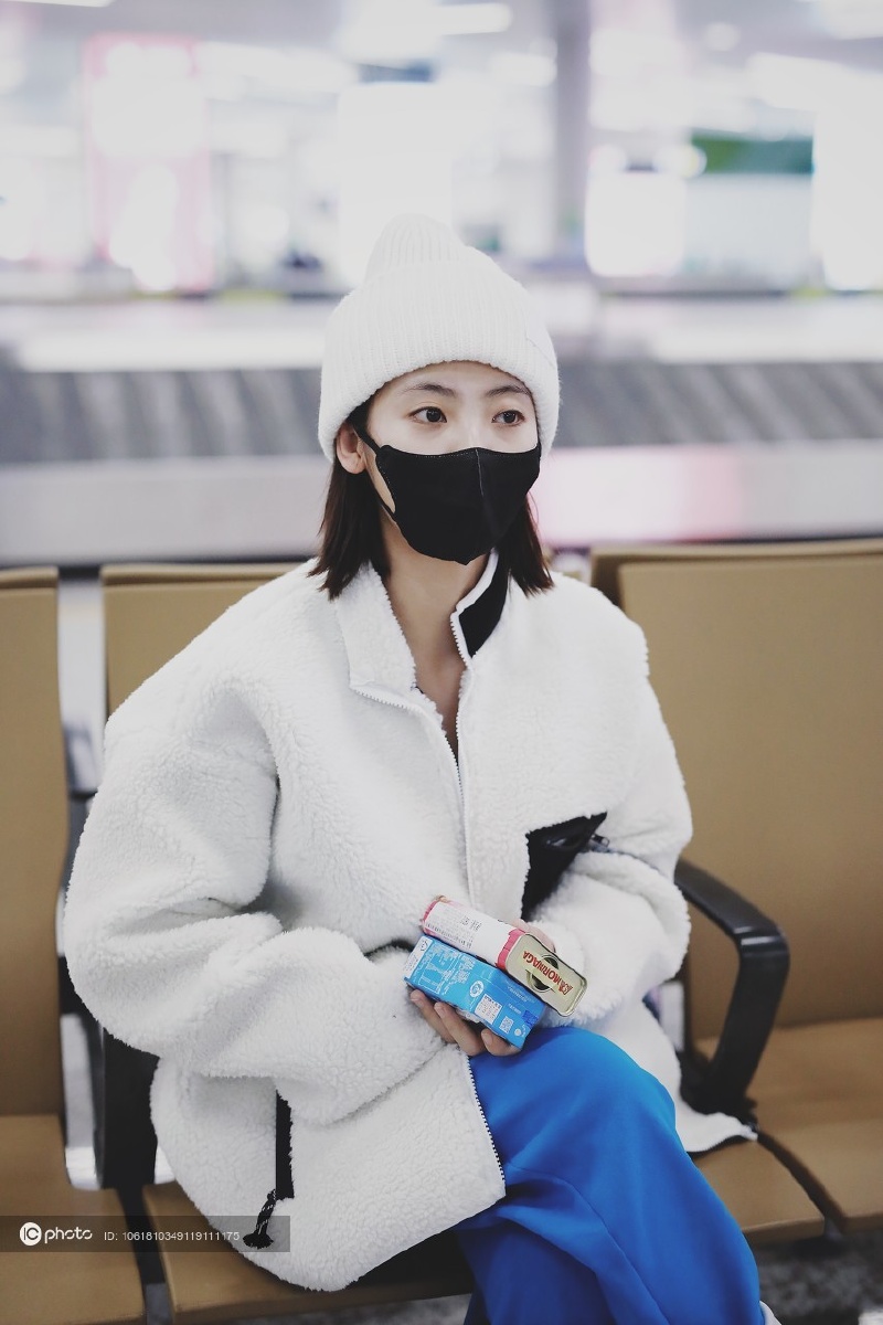 街拍邢菲白色羊羔绒外套蓝色休闲裤白色毛线帽蓝色双肩包可爱时尚