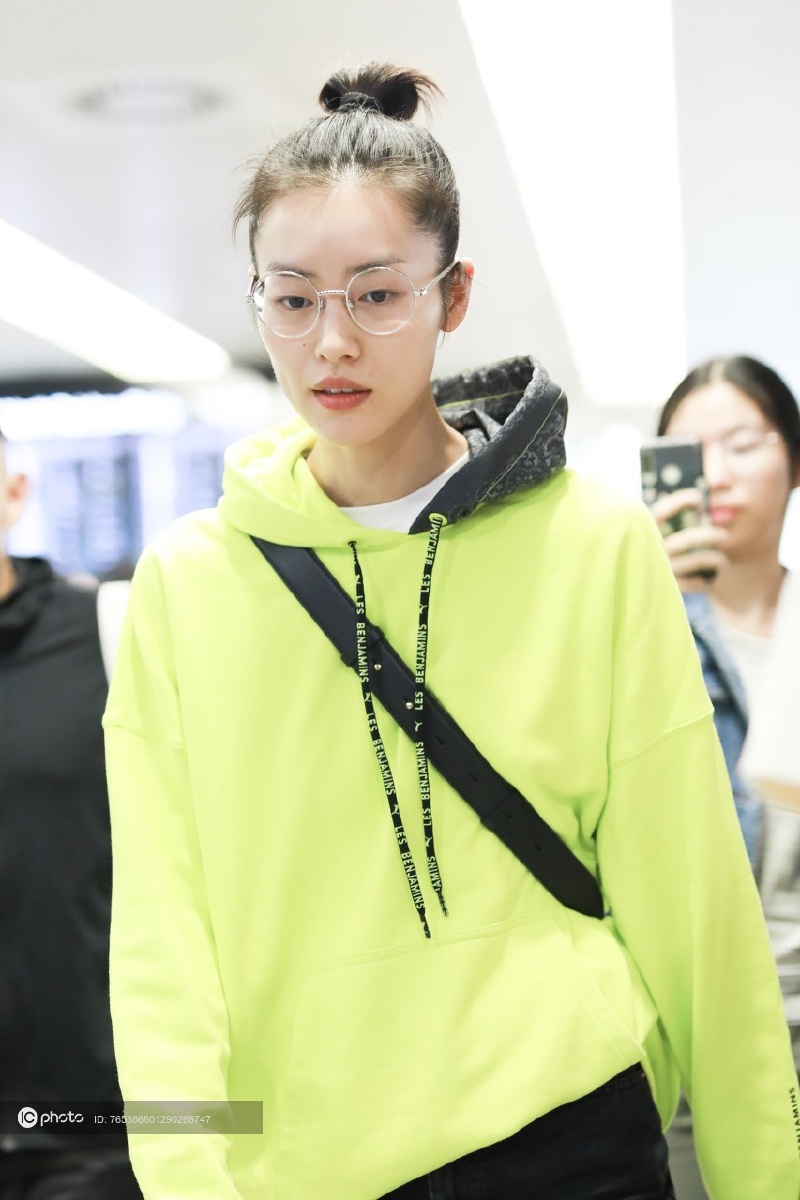 刘雯减龄丸子头肆意随性 香蕉色运动装秀出长腿动感健美