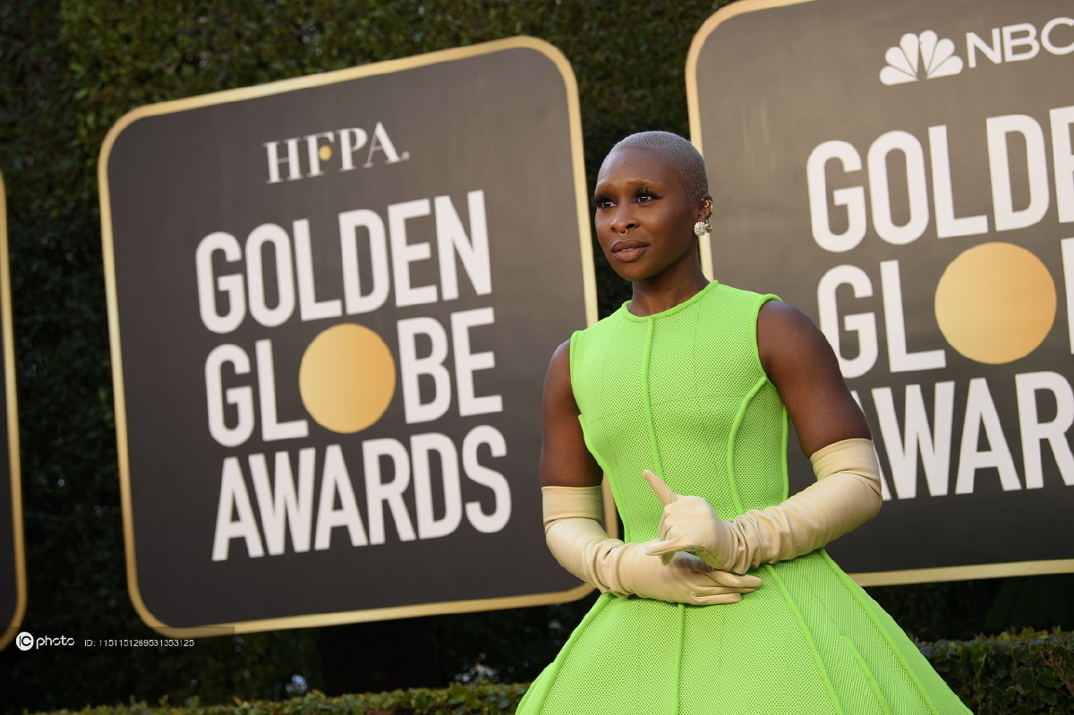 第78届金球奖颁奖典礼红毯辛西娅艾莉佛一袭荧光绿裙装亮相