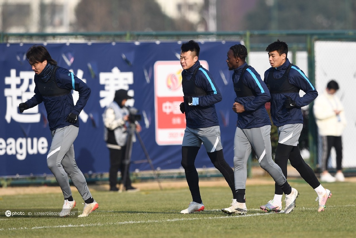 2021中超联赛第21轮前瞻大连队训练备战