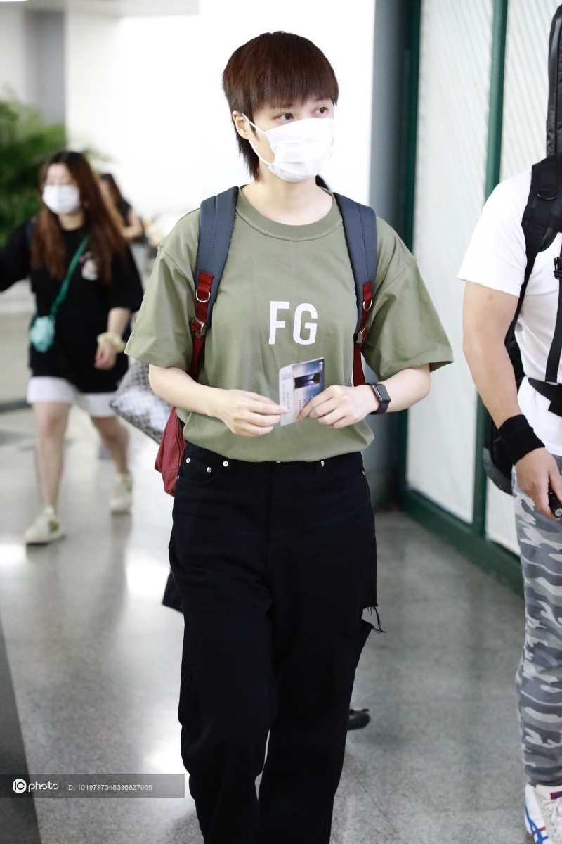 街拍李宇春字母印花t恤黑色破洞牛仔裤小白鞋酷感帅气