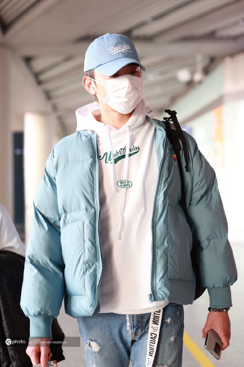 于小彤一身蓝衣现身身材高大帅气