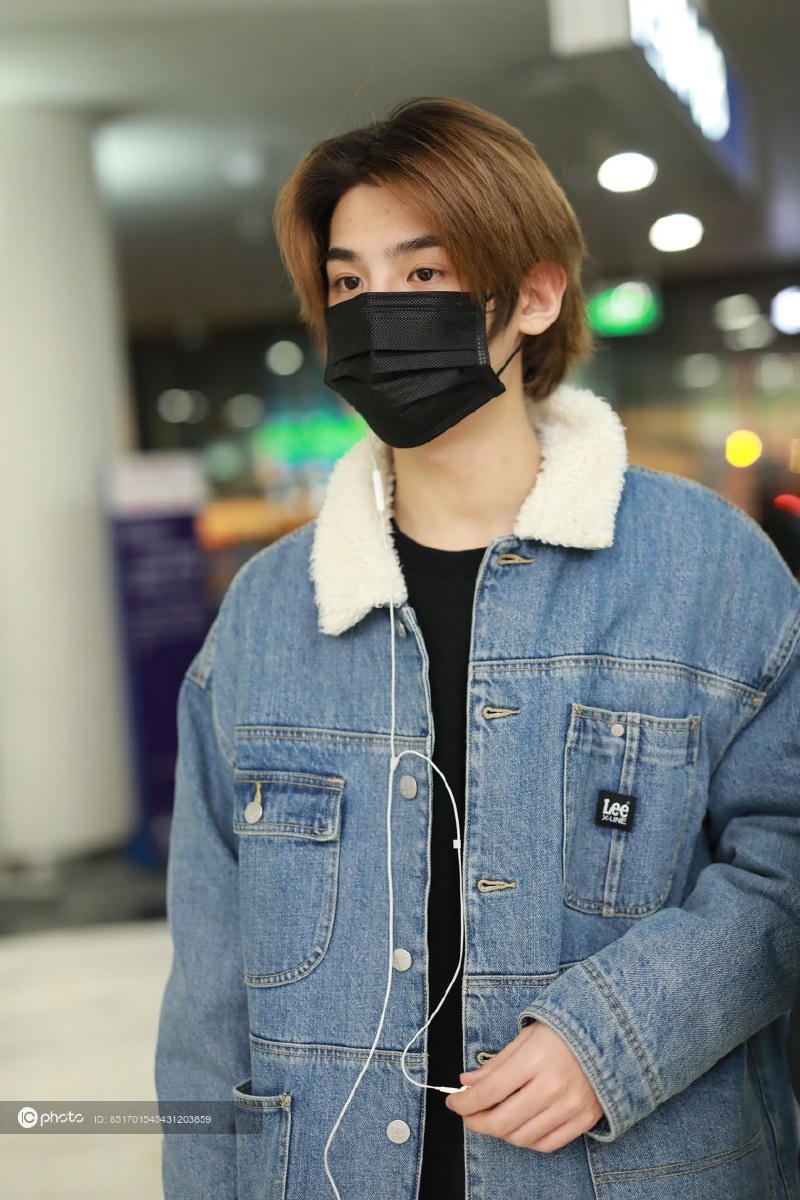 街拍黄明昊黑色卫衣羊羔绒牛仔外套牛仔阔腿裤休闲鞋帅气不羁