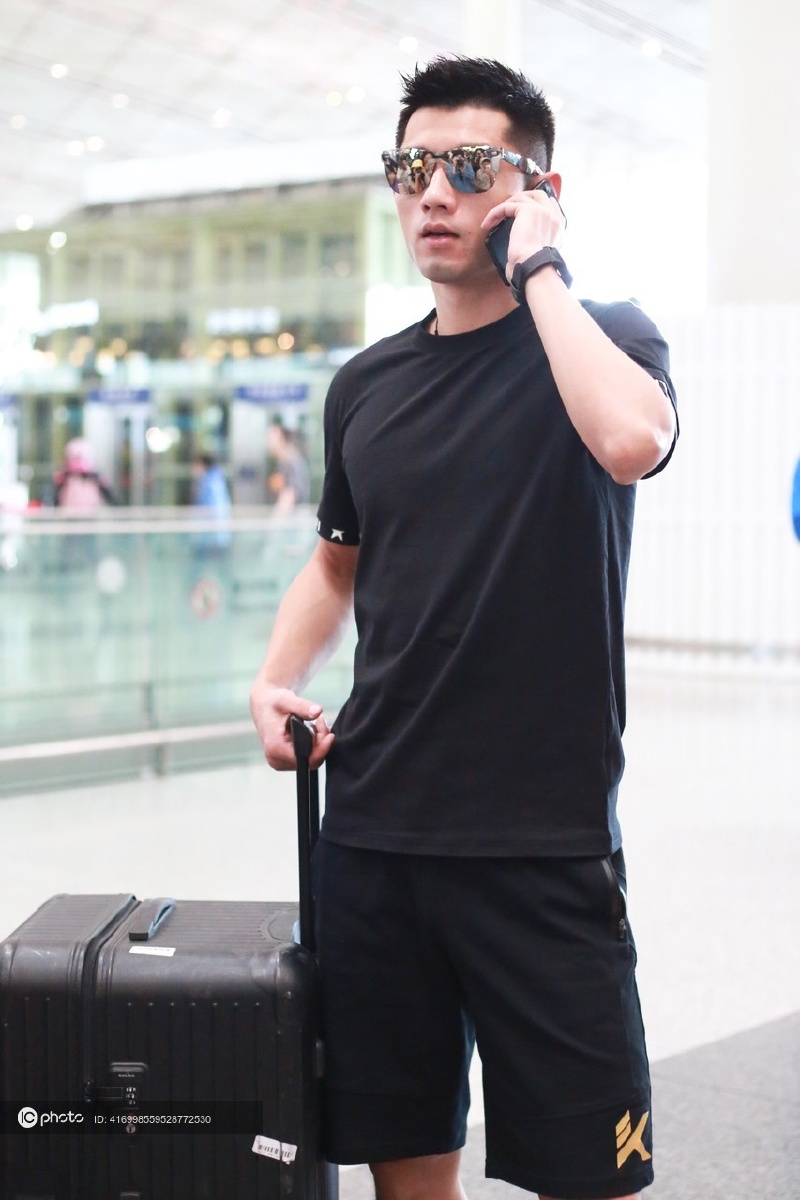 张继科酷黑墨镜现身首都机场 受迷妹追随电话粥煲不停