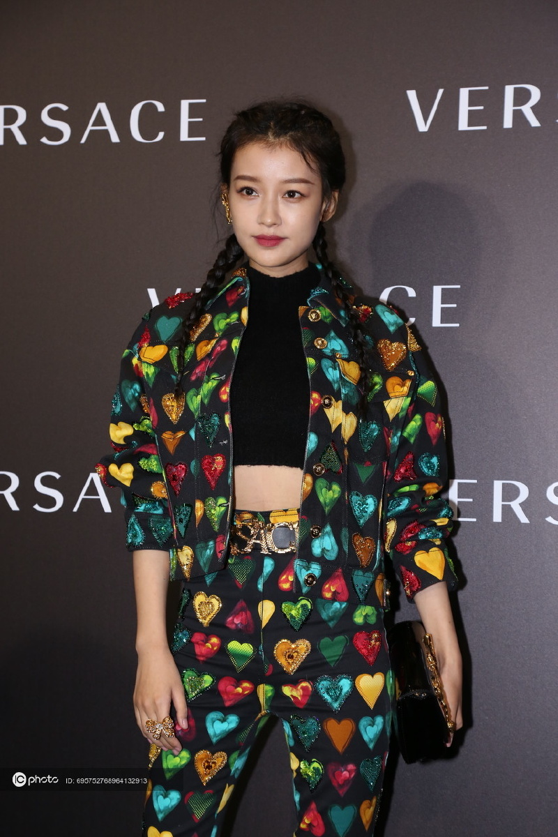 孙怡双马尾嫩回十八岁 露小蛮腰娇俏可人