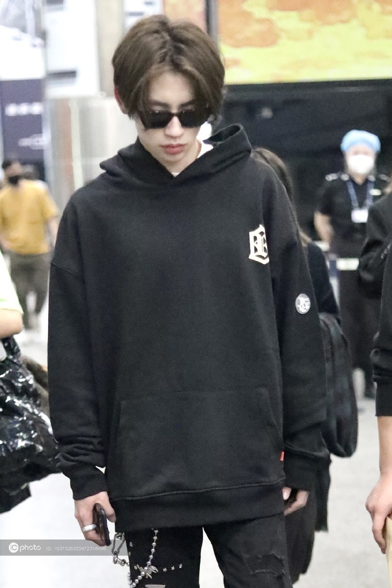 街拍小鬼王琳凯黑色连帽卫衣牛仔裤马丁靴酷劲十足