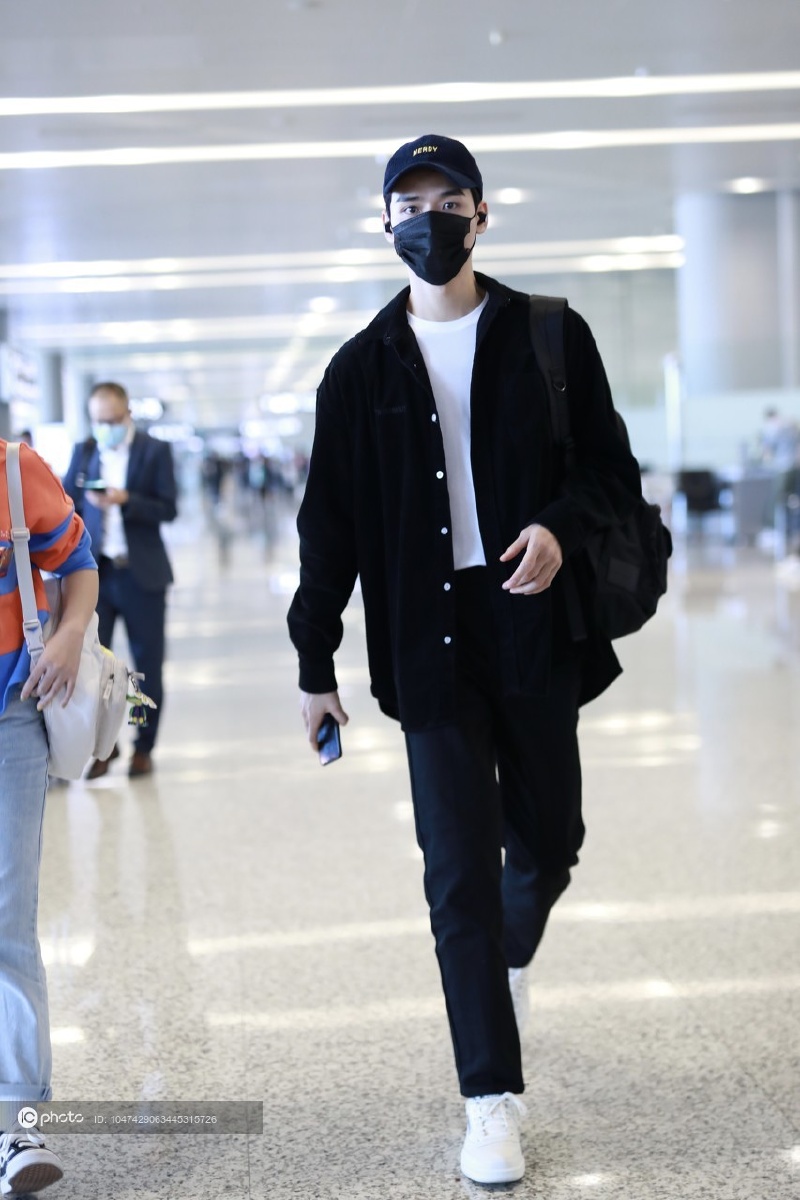 龚俊一身黑衣现身机场