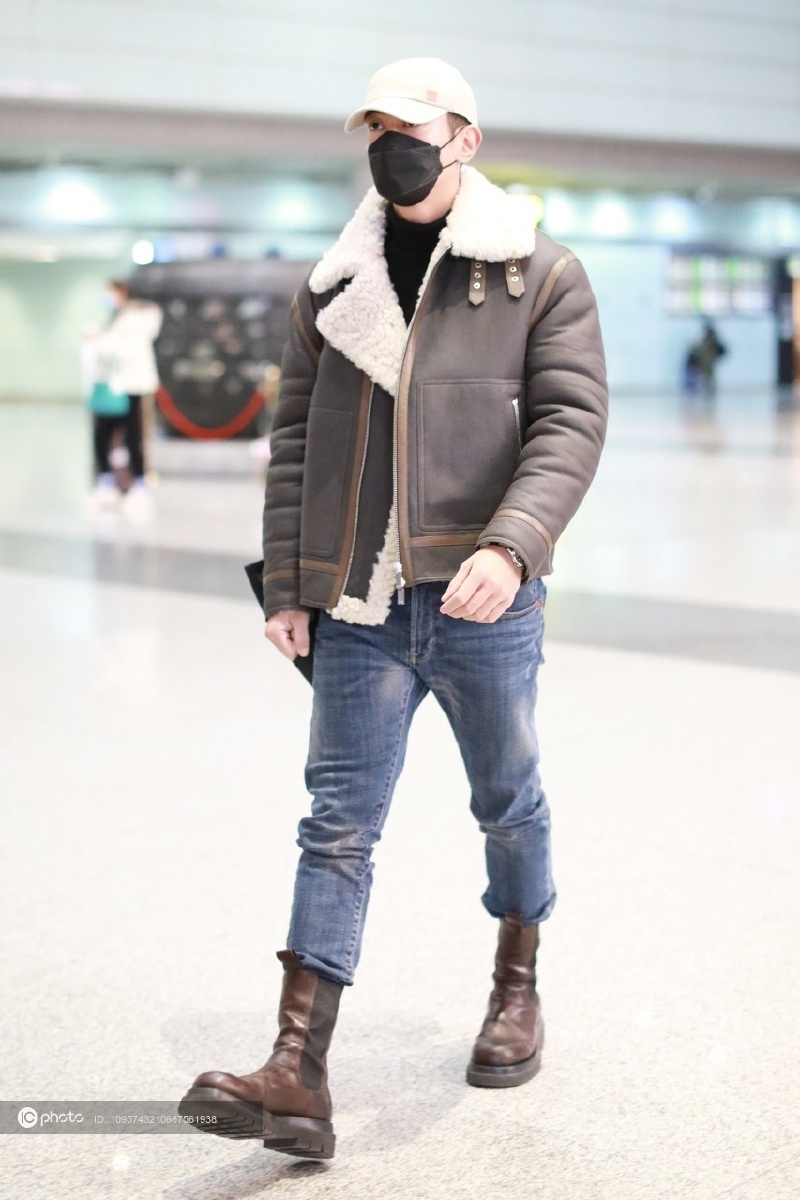 街拍杜江羊羔毛皮夹克切尔西短靴这身穿得蛮有型