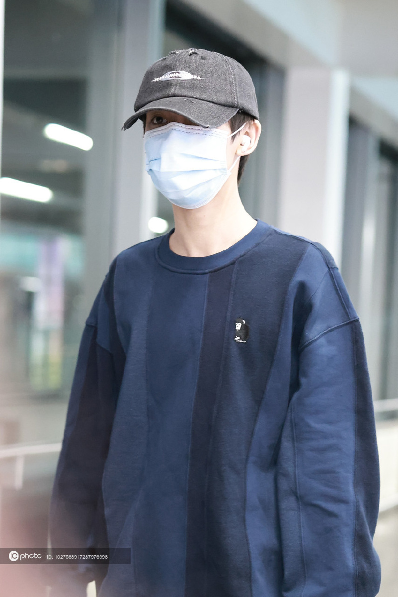 时代少年团成员丁程鑫运动装扮现身清瘦少年感十足