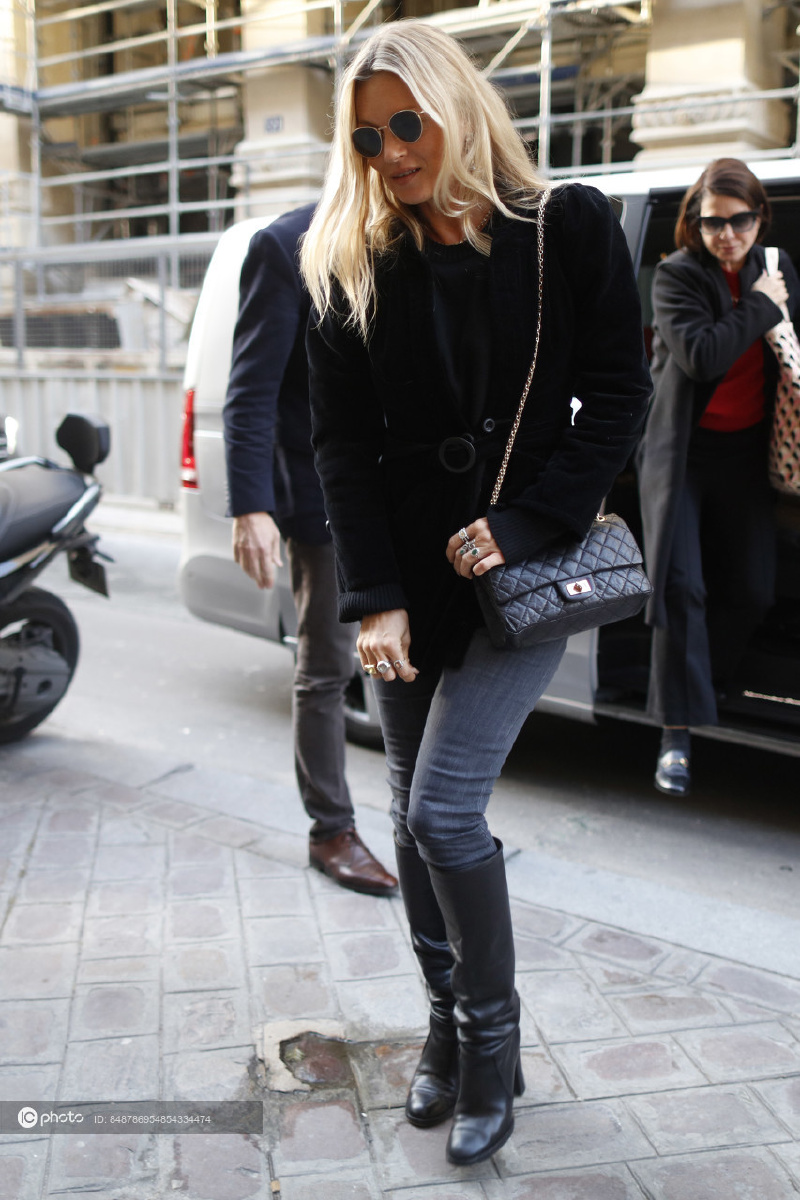 街拍凯特莫斯黑色外套牛仔裤长靴墨镜遮面有型有款