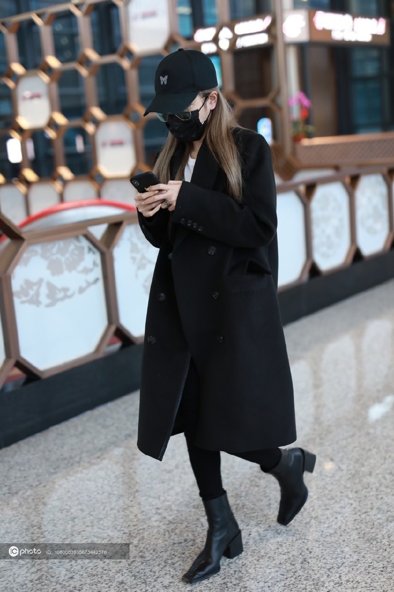 街拍周扬青黑色大衣搭方头粗跟短靴短tee微露腰显身高