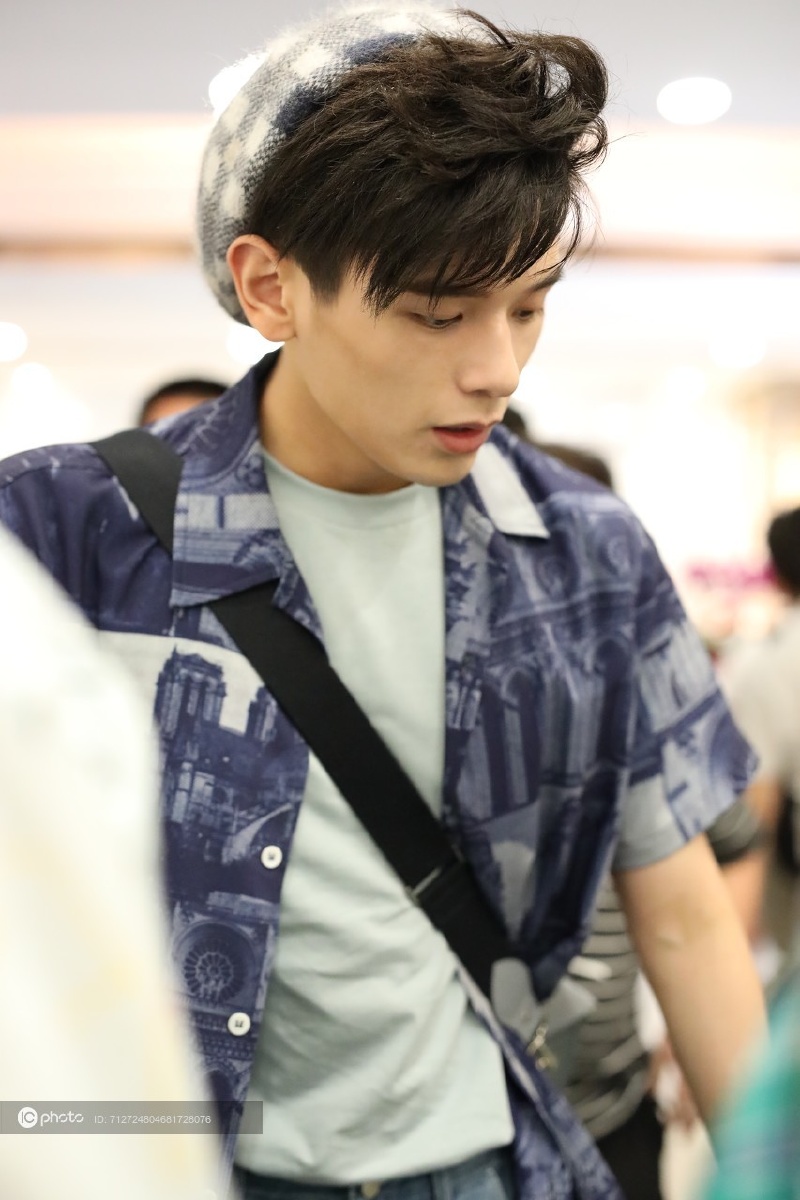 独家青春有你姚弛精心装扮帅气逼人不断整理造型非常注重形象