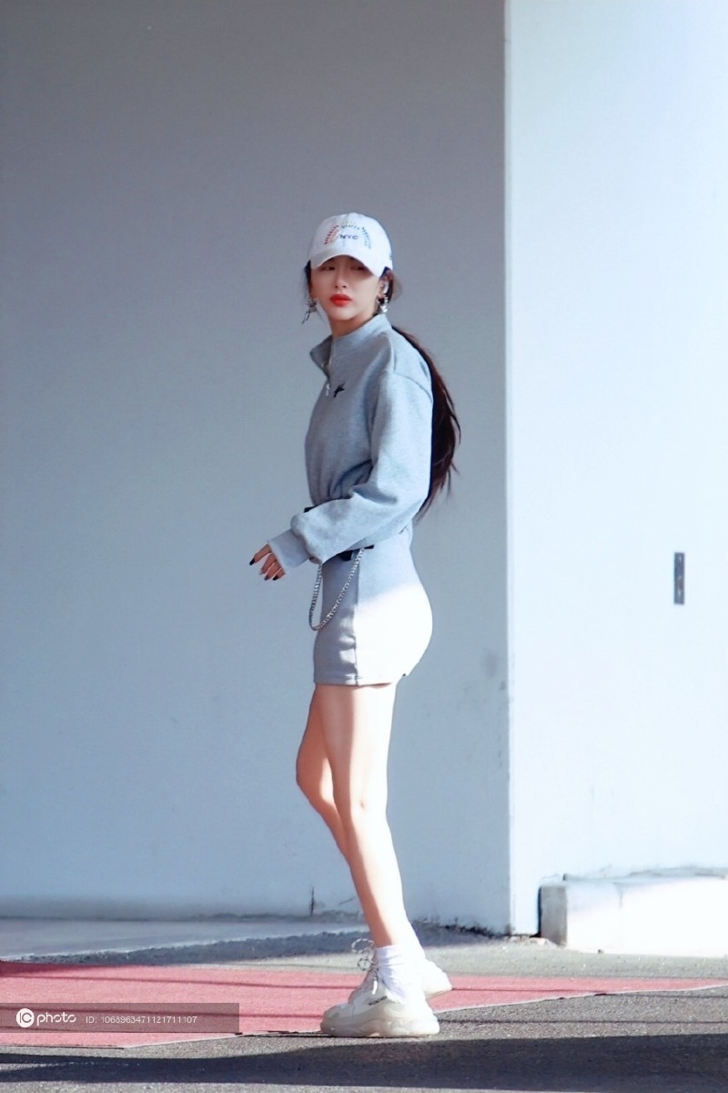 街拍孔雪儿灰色外套短裙balenciaga小白鞋棒球帽腰包活力运动风