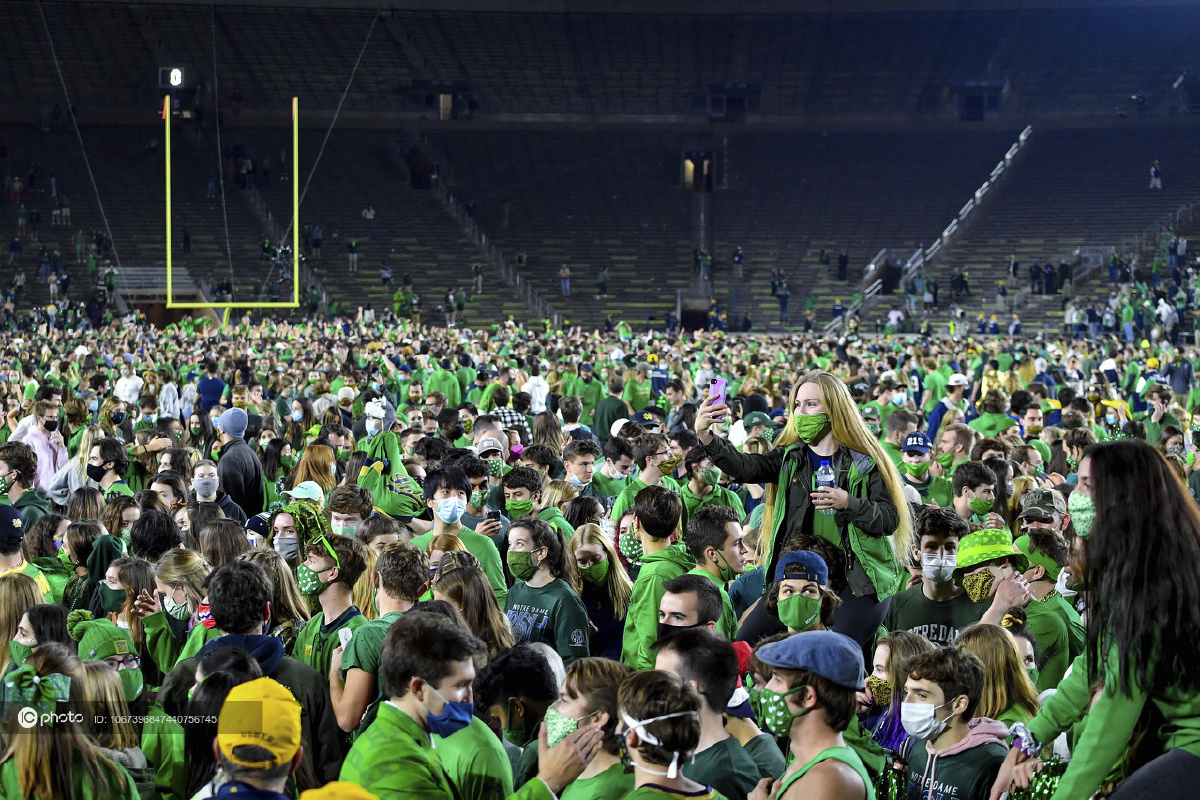 2020赛季ncaa橄榄球圣母大学双加时逆转克莱门森大学批球迷赛后冲入