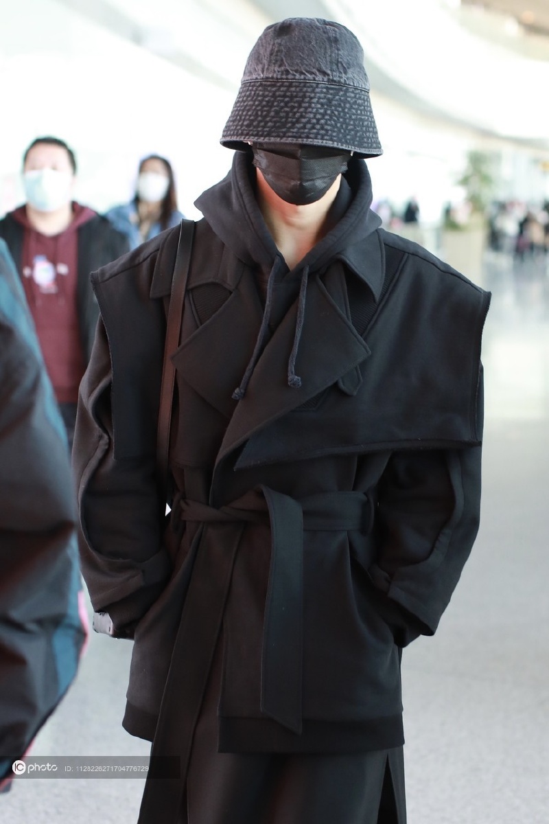 何洛洛戴着黑帽子现身高冷霸气神秘感十足