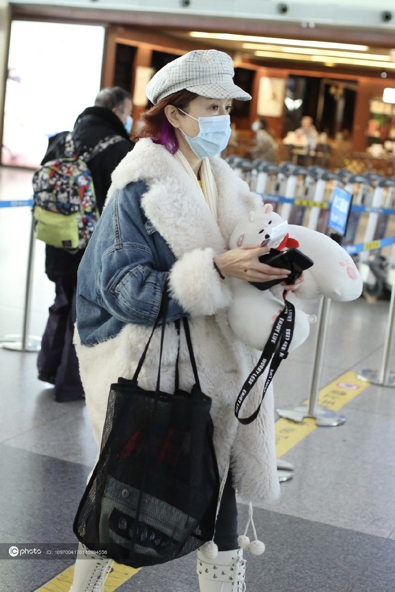 街拍金巧巧羊羔绒牛仔外套白色中筒靴报童帽时髦减龄