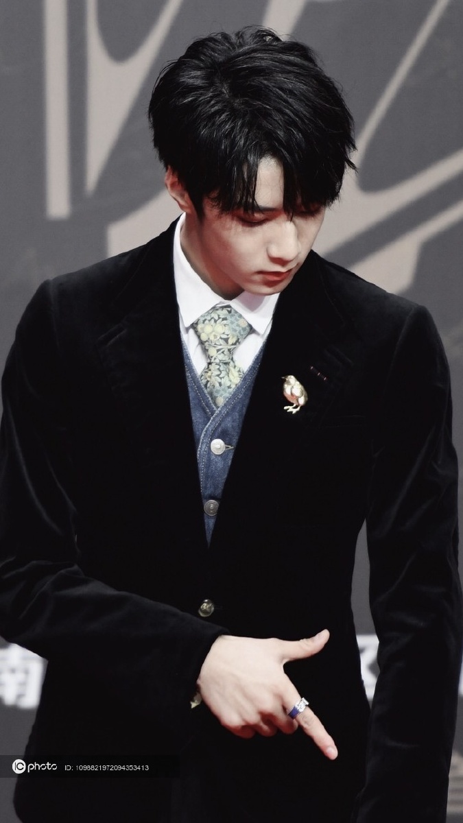 独家2020星光大赏红毯时代少年团刘耀文黑色西装气质拽拽