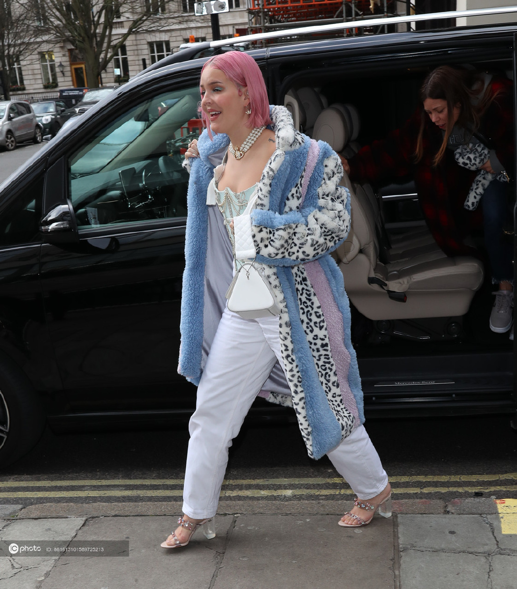 街拍annemarie豹纹拼皮草大衣配休闲裤雍容华贵