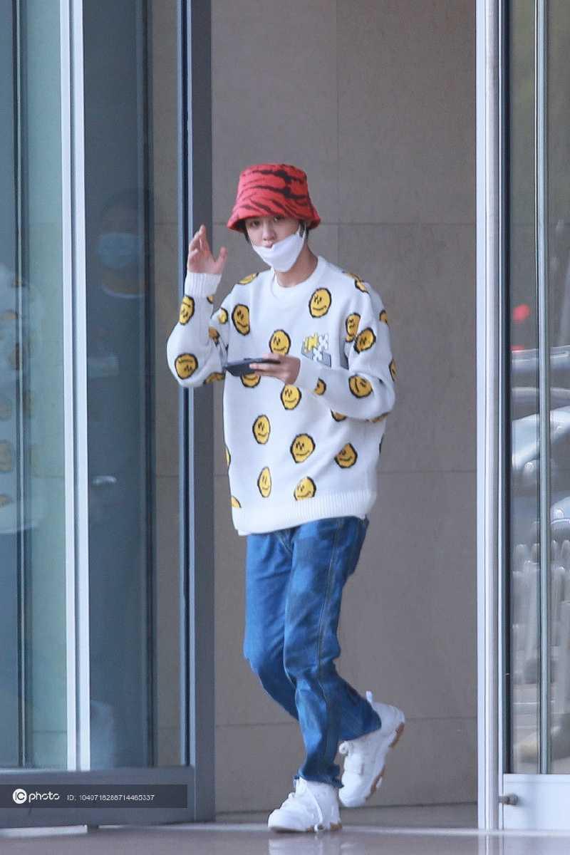街拍黄明昊笑脸卫衣牛仔裤运动鞋红色渔夫帽阳光帅气