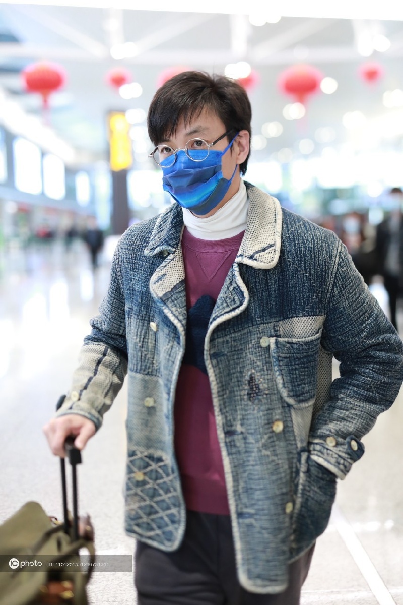 街拍周一围拼接牛仔外套束脚裤白色运动鞋白色打底衫帅气叠搭