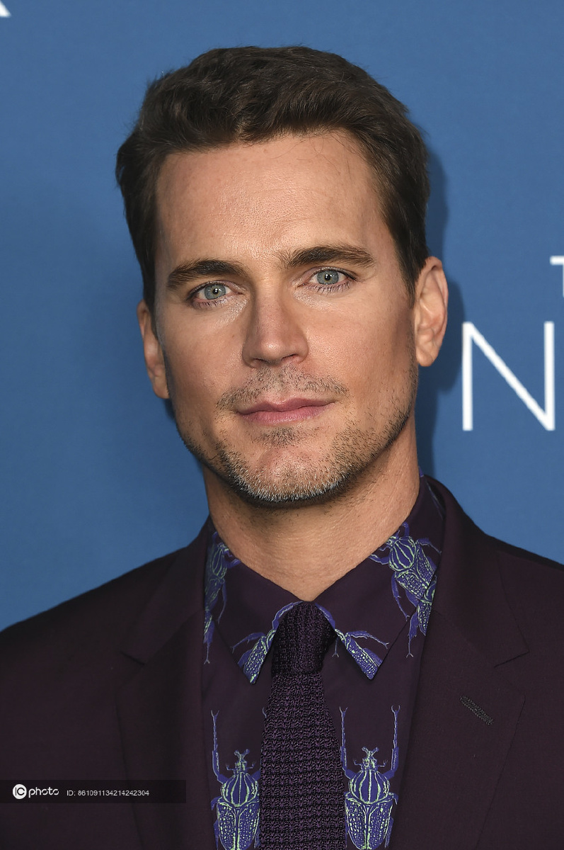 马特波莫酒红色西服套装麂皮皮鞋绅士迷人